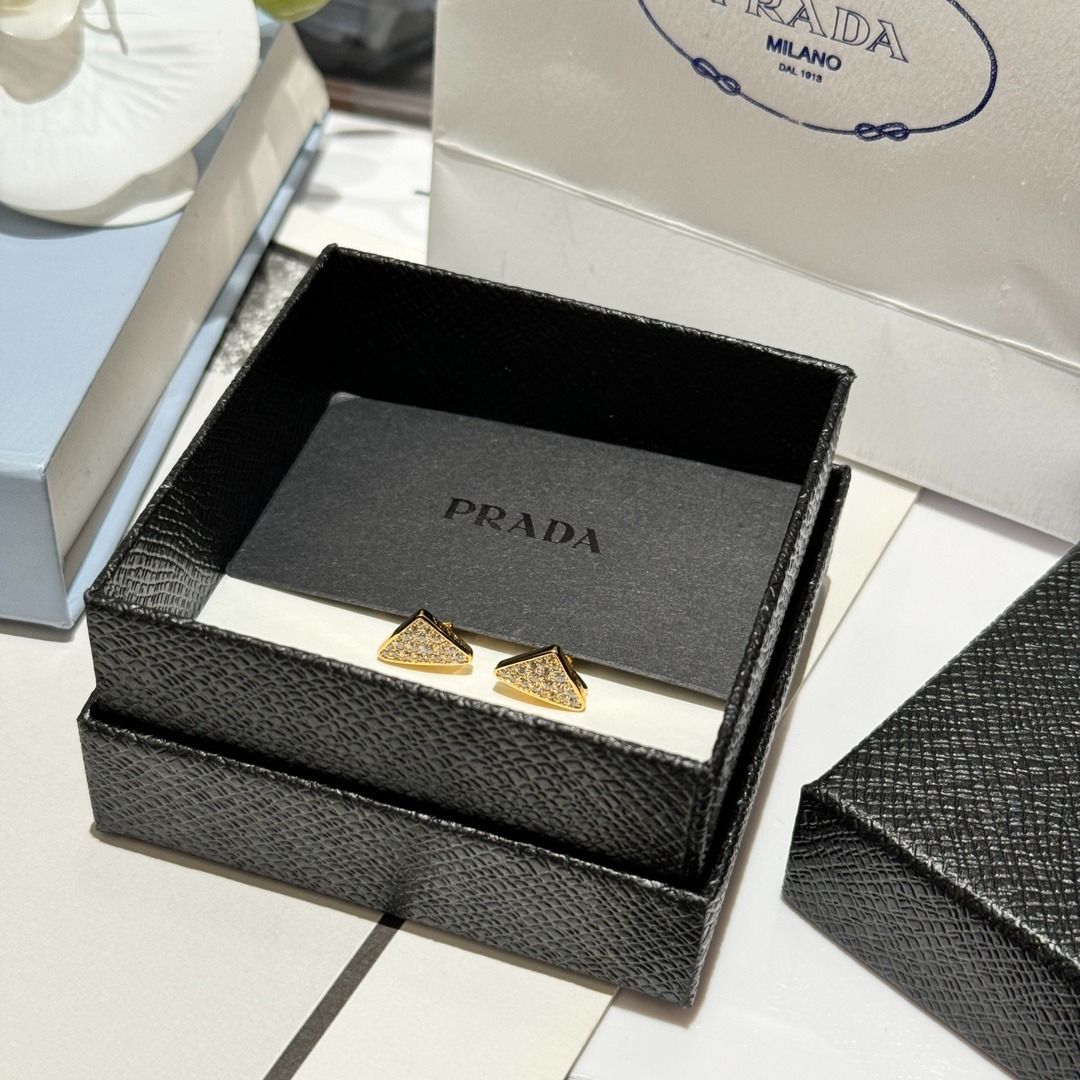 프*다 신상 삼각 올 큐빅 귀걸이