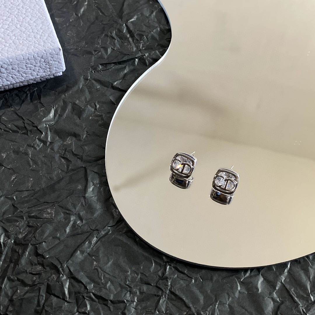 디* 스와로브스키 레터링 귀걸이