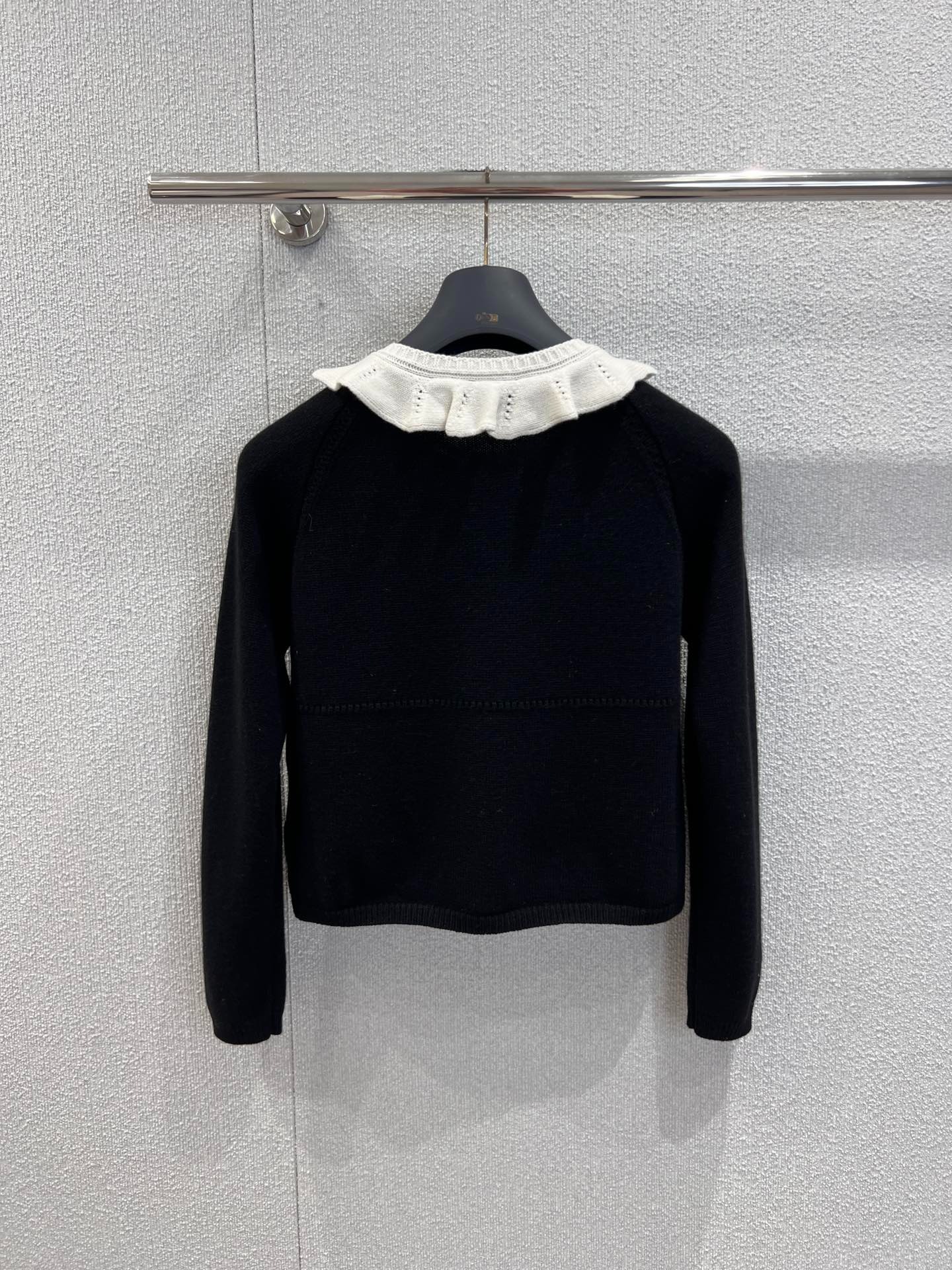 루*비통 26SS 프릴넥 숏니트 가디건