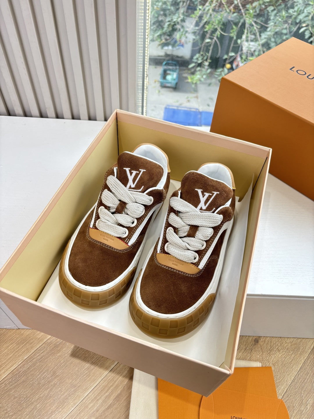 루*비통 틸티드 스니커즈