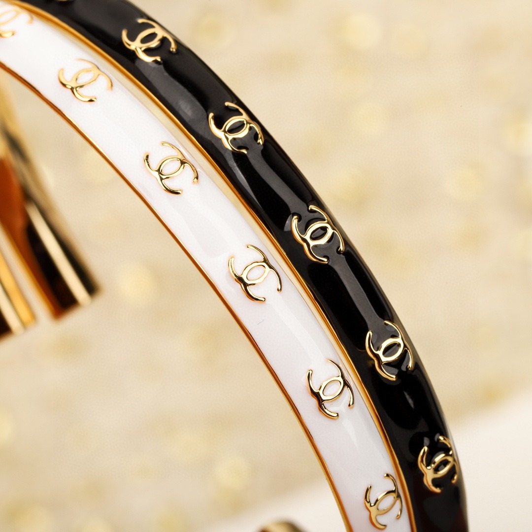 샤* 흑백 레터링 팔찌