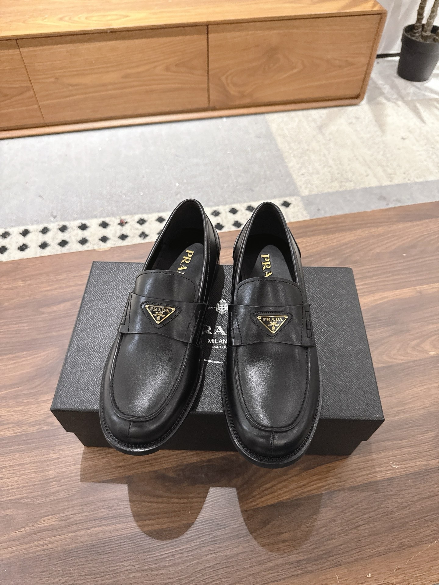 프*다 브러시드 가죽 로퍼