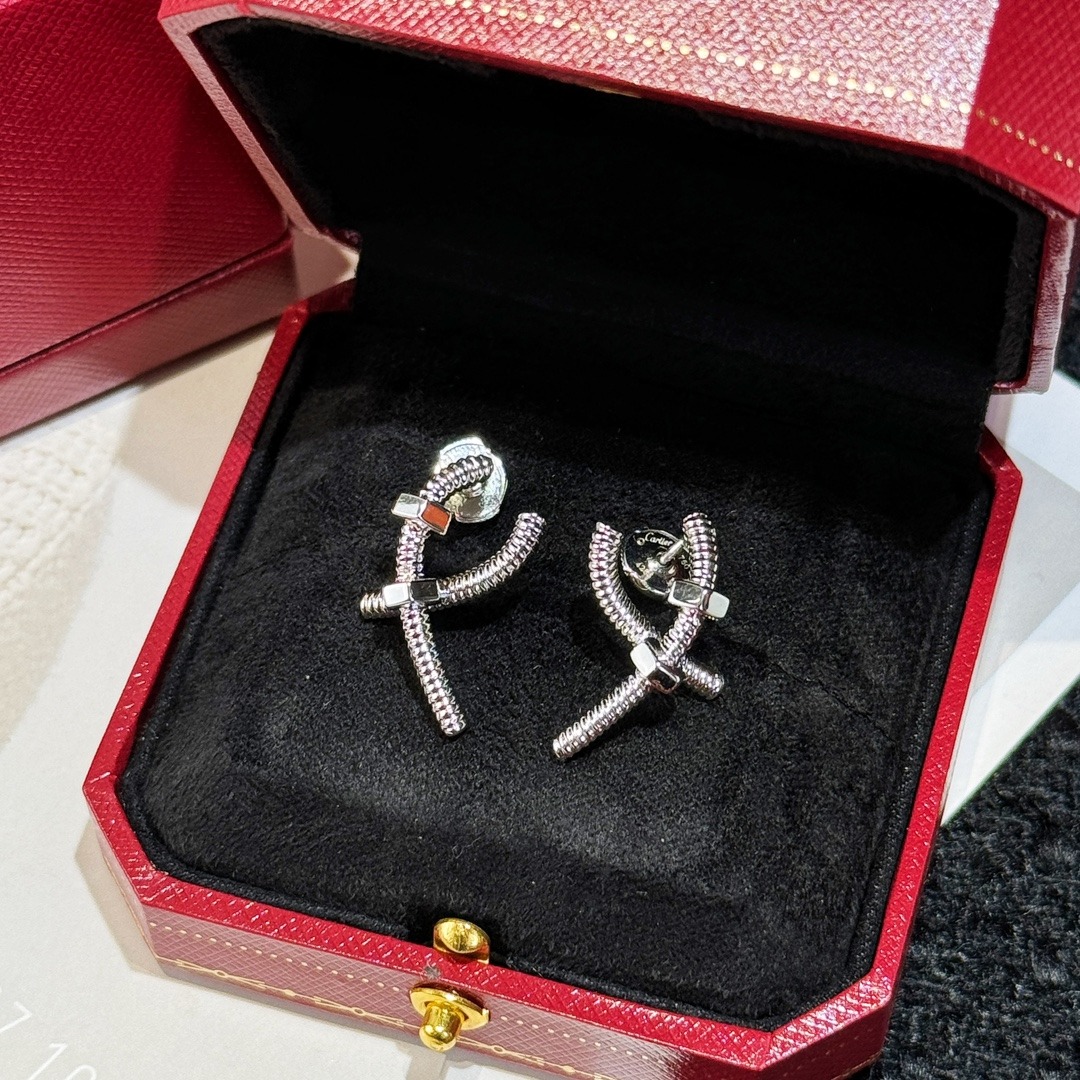 까*띠에 크로스 너트 귀걸이