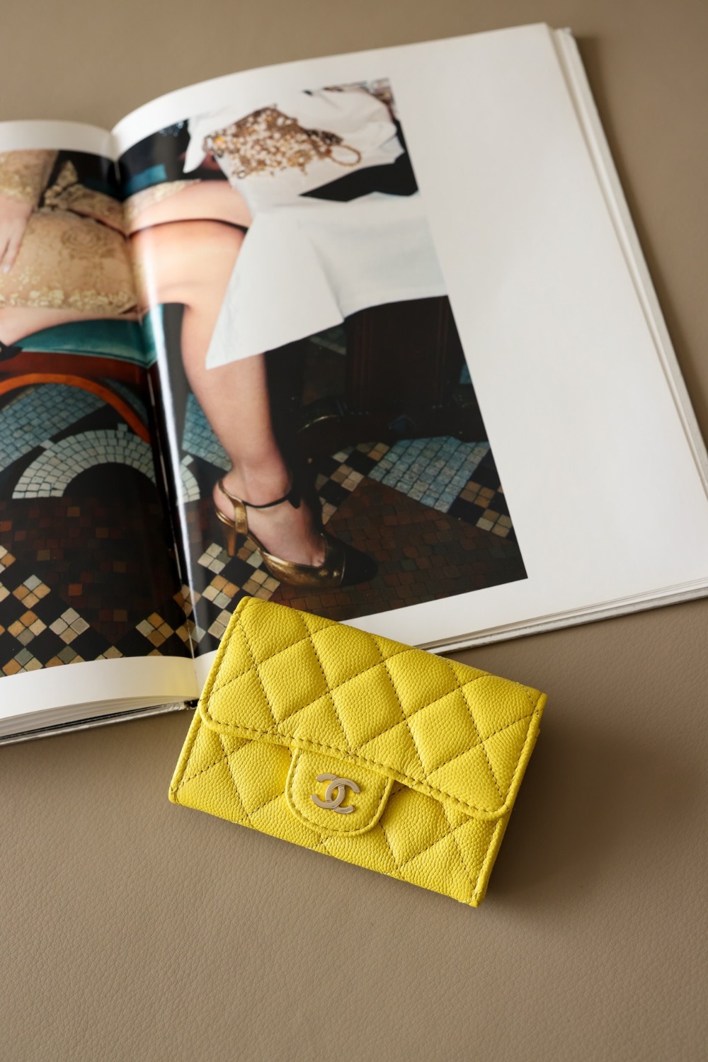 샤* 클래식 똑딱이 플랩 카드 지갑 캐비어 AP0214