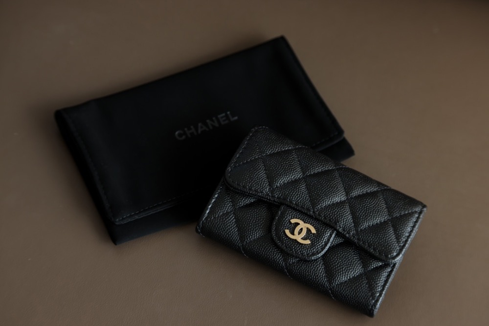 샤* 클래식 똑딱이 플랩 카드 지갑 캐비어 AP0214