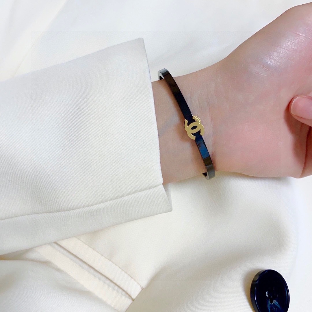 샤* 카본 블랙 팔찌