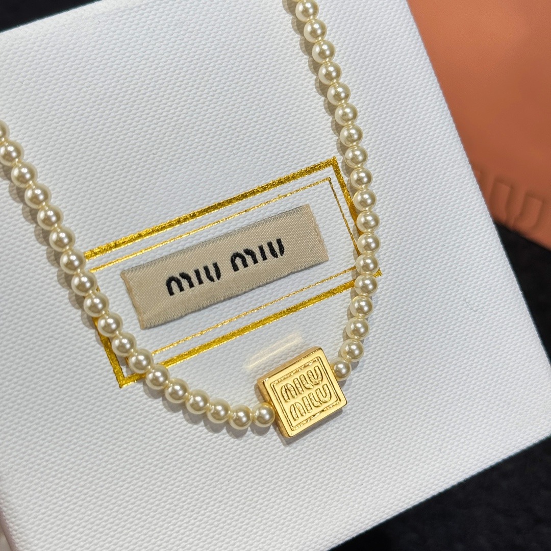 미*미우 스퀘어 이니셜 진주 목걸이