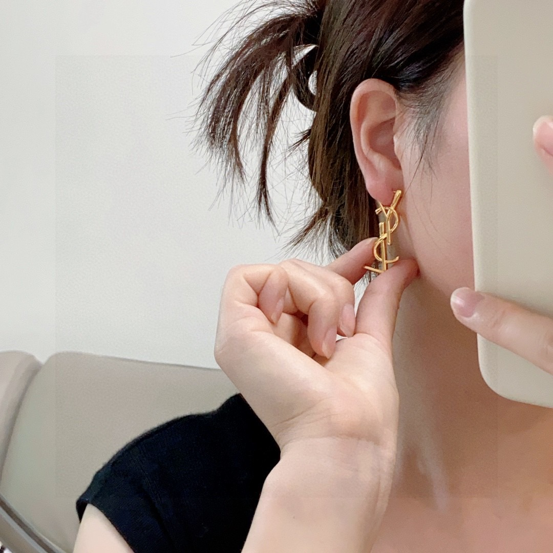 입*로랑 레터링 펜던트 귀걸이
