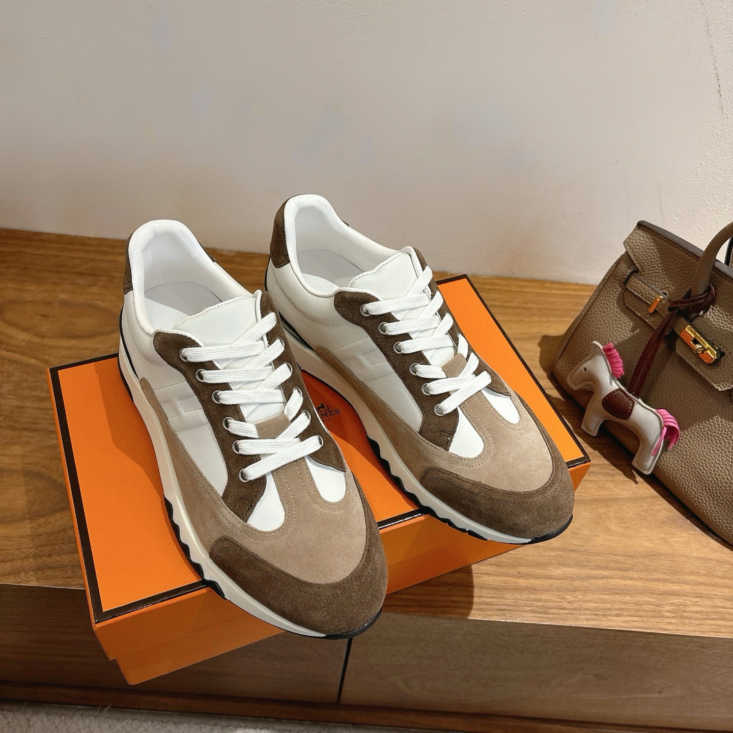 에*메스 신상 트레일 스니커즈