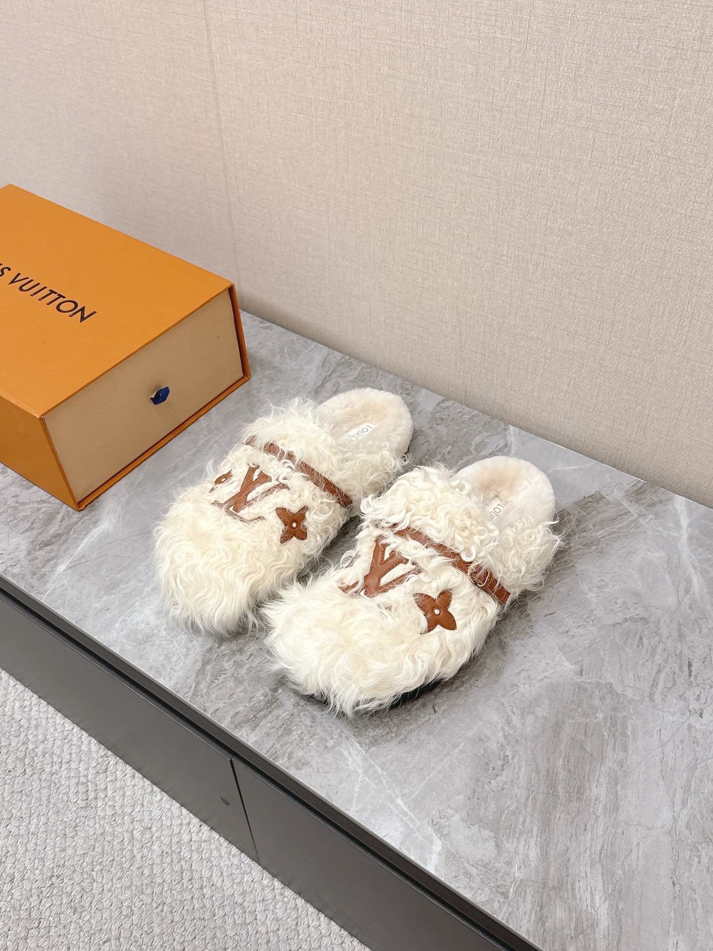 루*비통 신상 털 슬리퍼