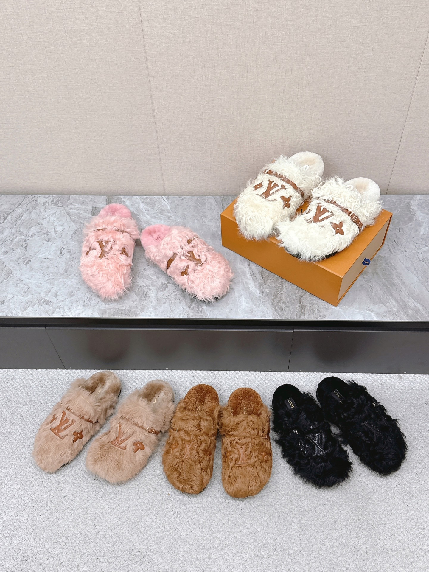 루*비통 신상 털 슬리퍼