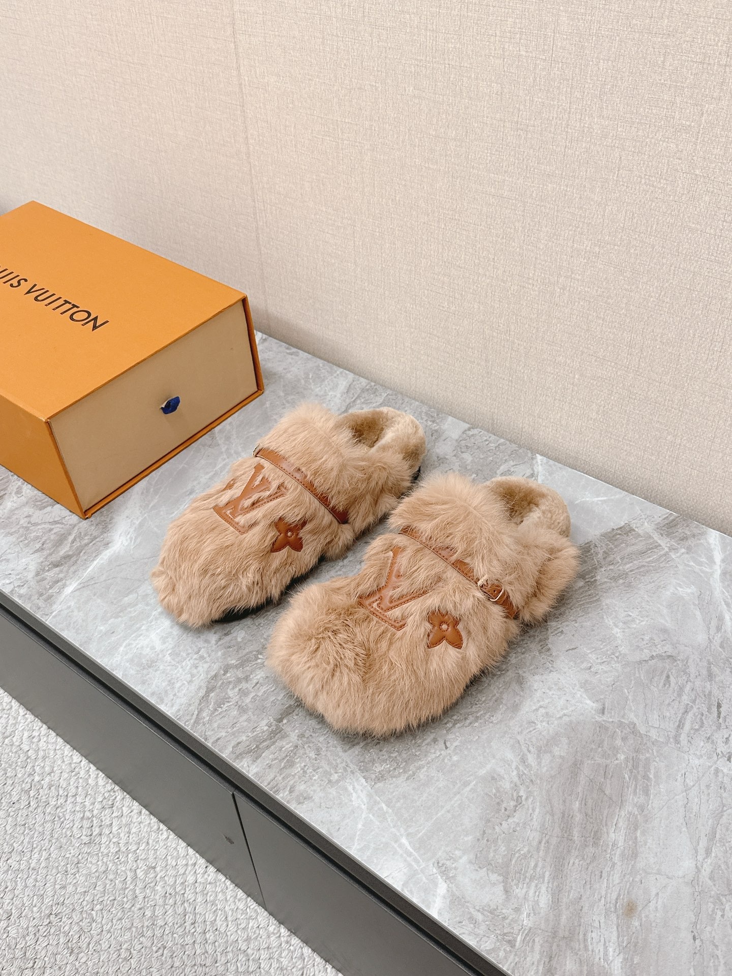 루*비통 신상 털 슬리퍼