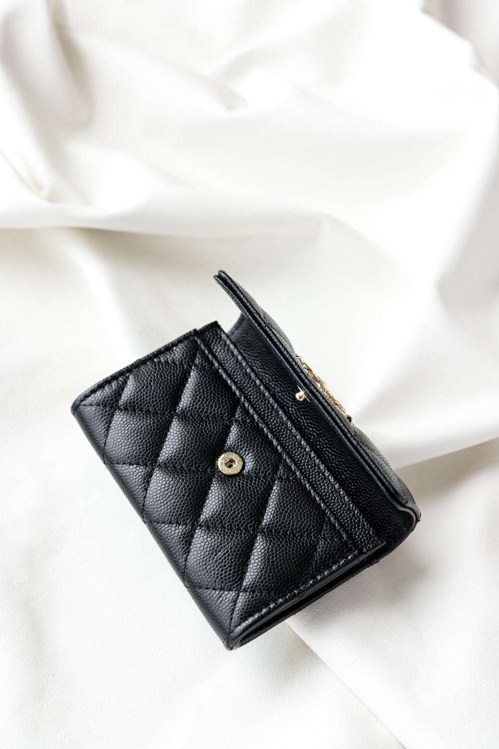 샤* 24A 공방 컬렉션 CC 로고 캐비어 카드지갑 AP4089